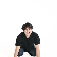 土下座して謝罪する男性の写真