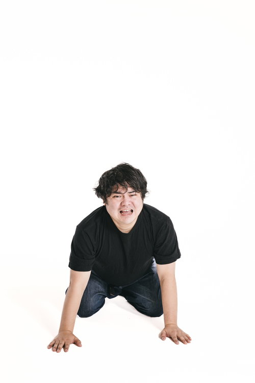 土下座して謝罪する男性