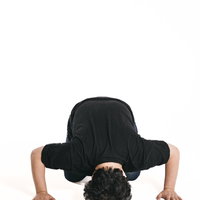 白い背景で土下座して頭を下げるお詫びをする男性の写真