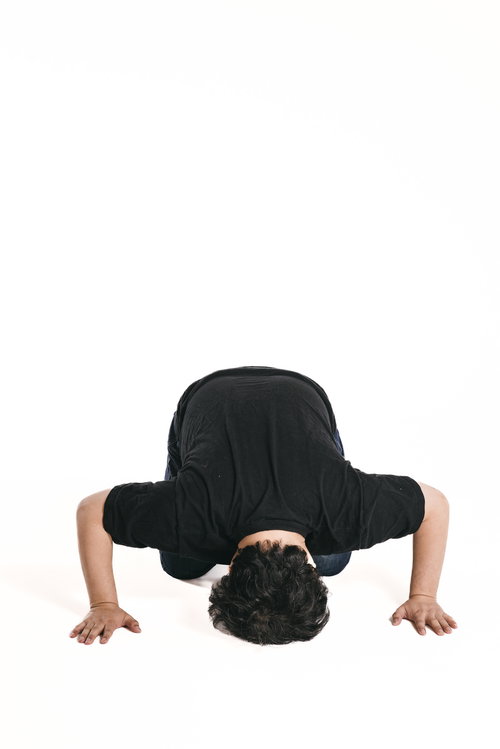 白い背景で土下座して頭を下げるお詫びをする男性