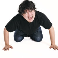 土下座して叫ぶ男性の写真