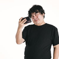 「ぐへへ」とスマホでムービーを見るの写真