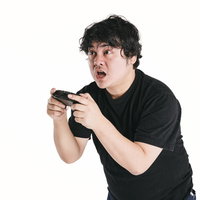 ゲームに熱中するゲーマーの真剣な表情でプレイする男性の写真