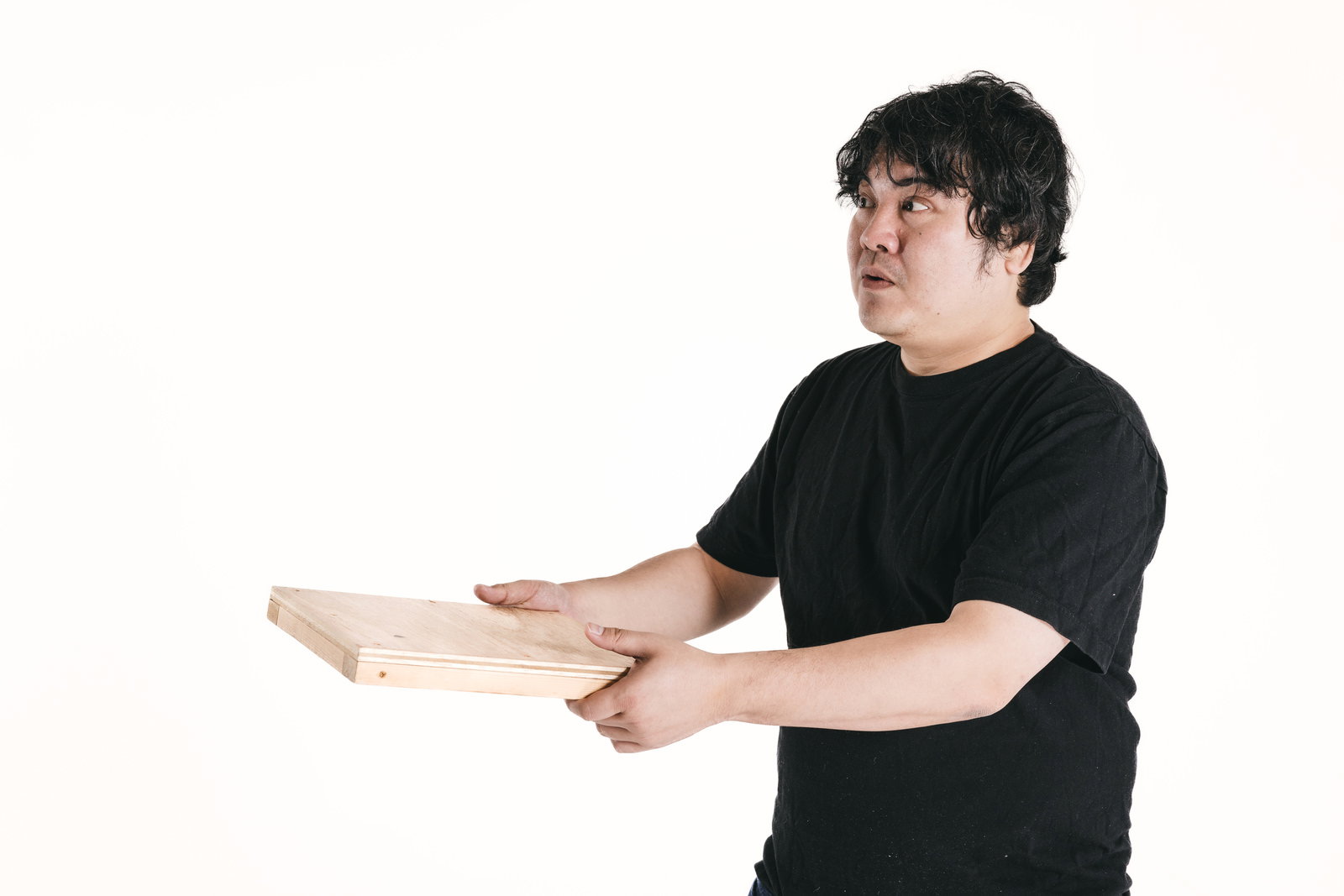 配膳しながら上を見てキョトンとした表情の男性［モデル：段田隼人］