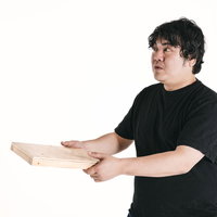 配膳してキョトンとする表情の男性の写真