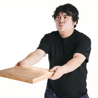 木のトレーを持つ男性による配膳トレーニングやってみたの写真