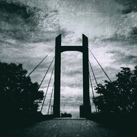 ノイズの入ったモノクロの陸橋、曇り空と暗い雰囲気の写真