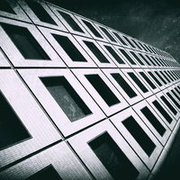 ビルを見上げるモノクロ写真素材｜白黒ノイズ質感の幾何学建築の写真