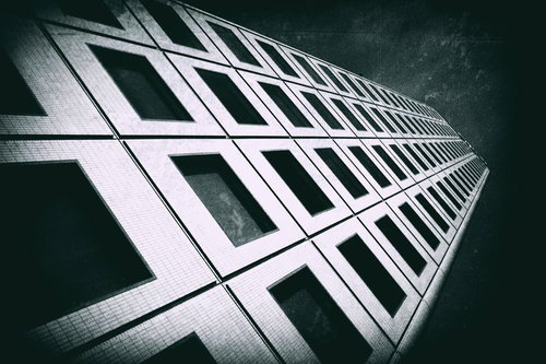 ビルを見上げるモノクロ写真素材｜白黒ノイズ質感の幾何学建築