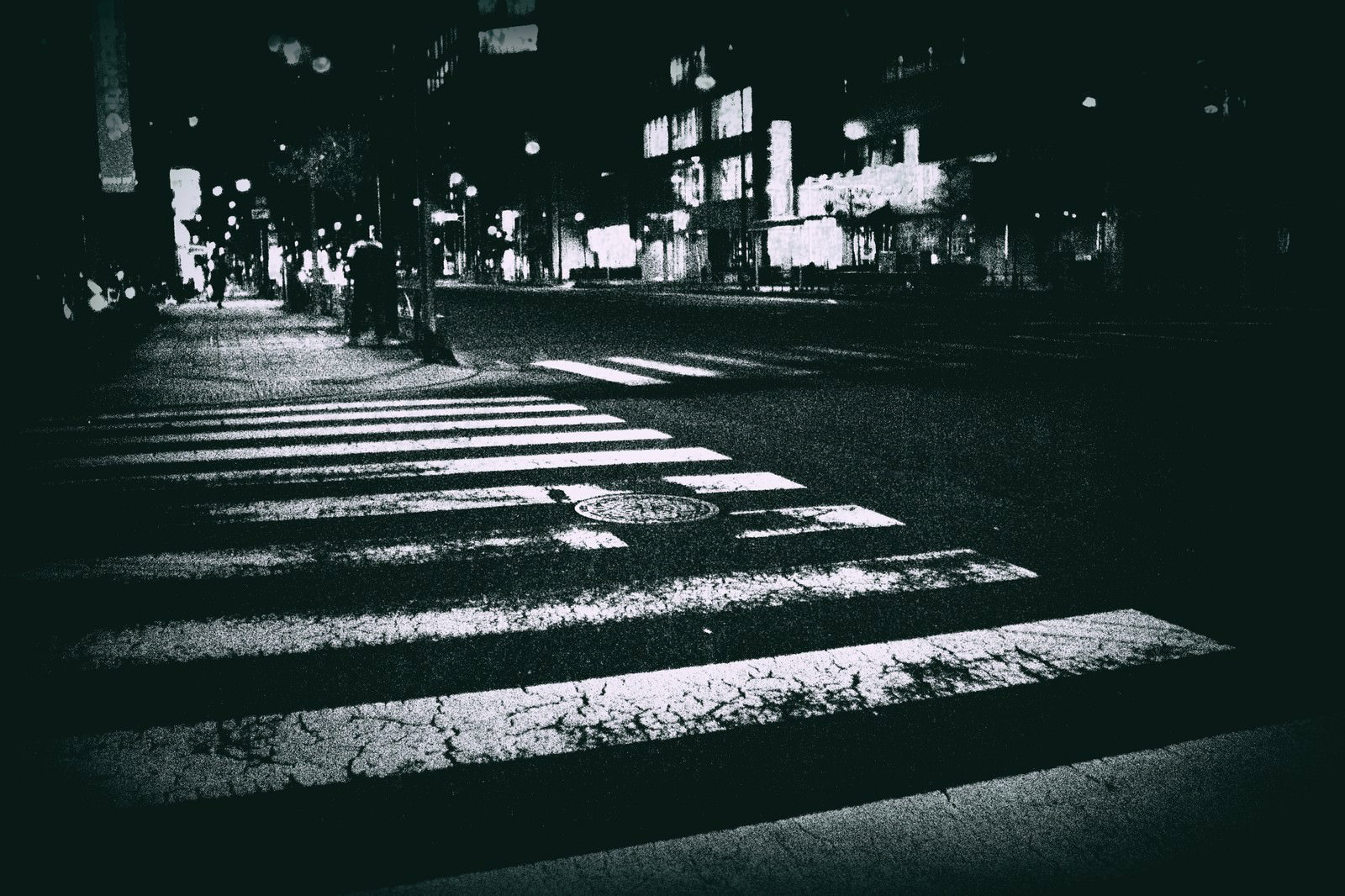 夜間の街灯に照らされた横断歩道