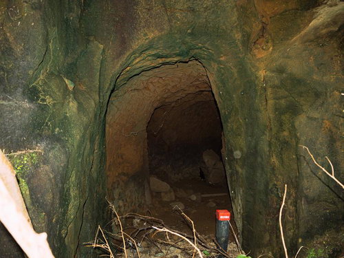 陸軍野砲陣地と戦車壕の間にある壕口から覗き見た内部
