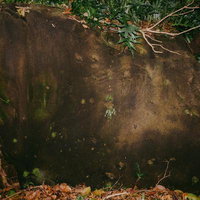 旧島民奥山邸跡地の土丹岩（松村陸軍軍曹が刻んだ松村の文字）の写真
