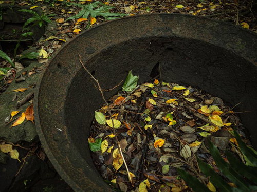 朽ちゆく釜場と季節を映す落ち葉