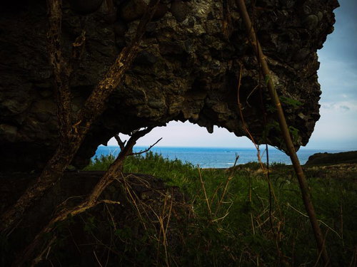崩れたトーチカから見える海の絶景