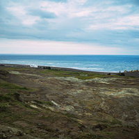 北硫黄島を望む天山砲台跡が見守る東海岸の写真