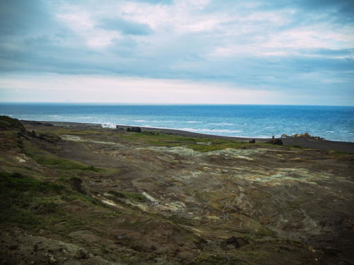 北硫黄島を望む天山砲台跡が見守る東海岸