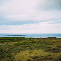 米軍IWOパブから観た草原越しの監獄岩の写真