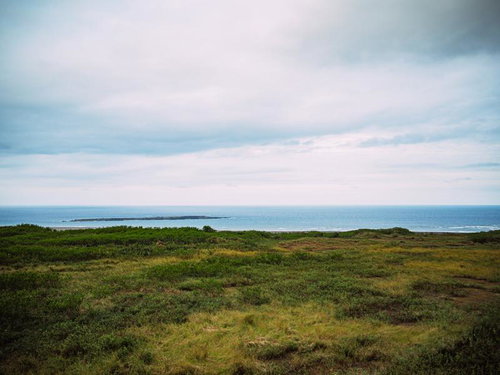 米軍IWOパブから観た草原越しの監獄岩