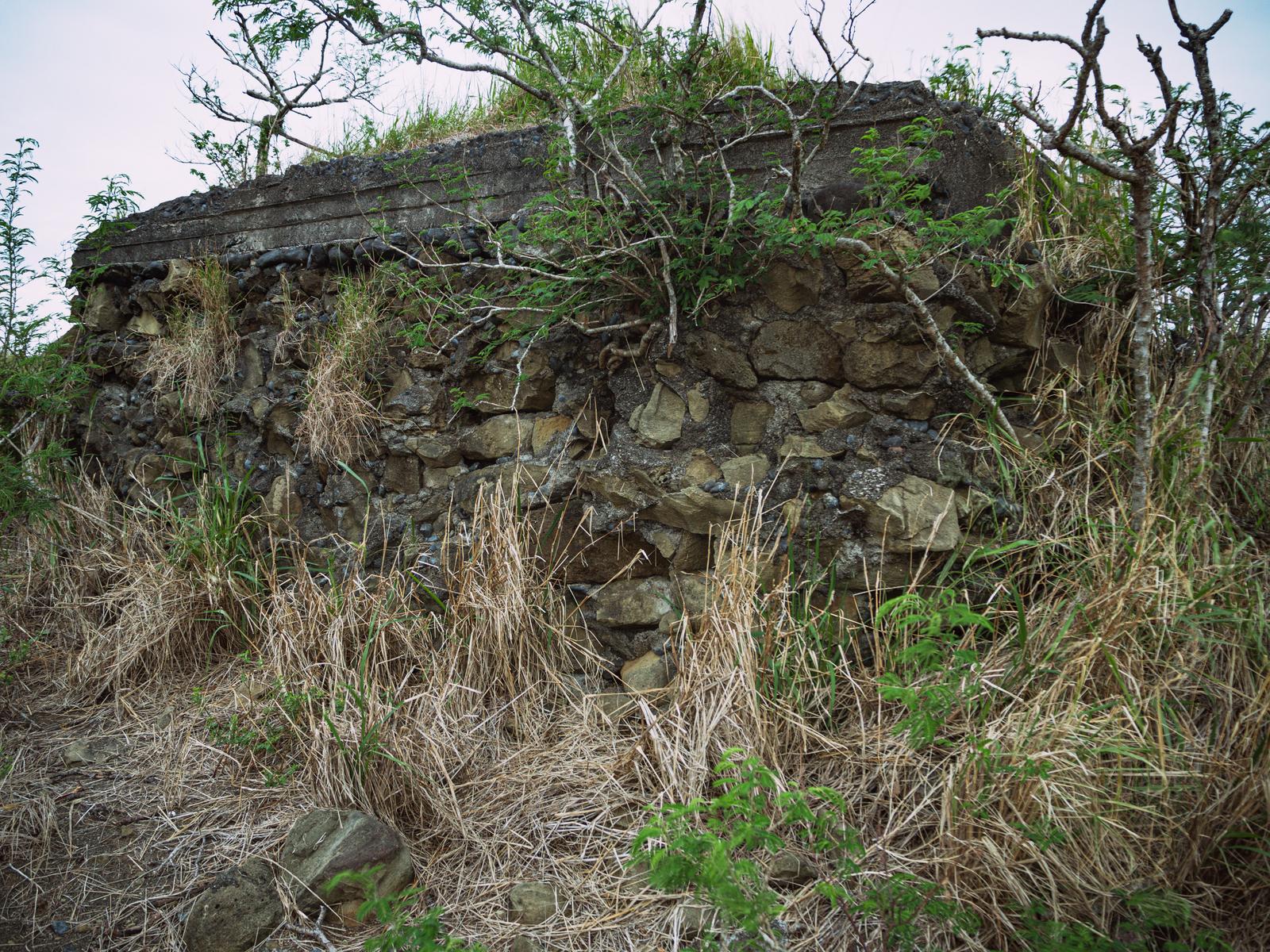 硫黄島の地熱ヶ原に残る風化した石積みトーチカ