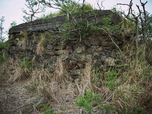 時を経て風化する地熱ヶ原の石積みトーチカ