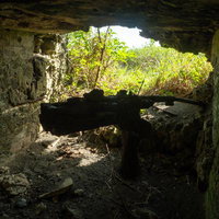 歴史を物語る廃墟化した軍事要塞の薄暗い地下空間の写真