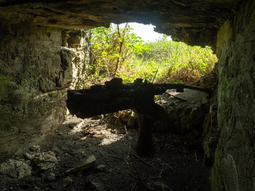 歴史を物語る廃墟化した軍事要塞の薄暗い地下空間