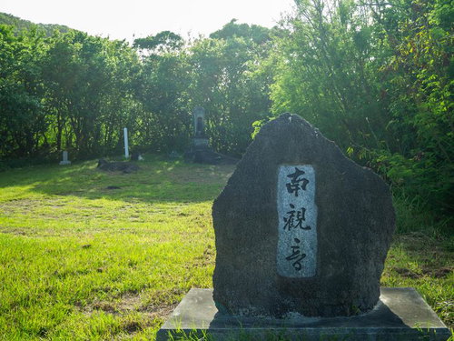 硫黄島の慰霊碑と深緑の森に佇む追悼の空間