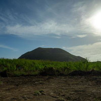 千鳥砲台群戦闘指揮所から観た摺鉢山の荒涼とした大地と青空の写真