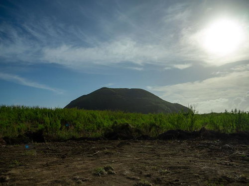 千鳥砲台群戦闘指揮所から観た摺鉢山の荒涼とした大地と青空の写真