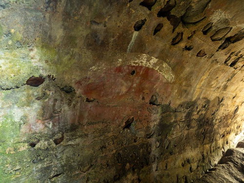 一式陸上攻撃機を利用したトーチカ内部に残る機体の「日の丸」の跡