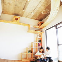 恋人と猫との暮らし、木製シェルフのある部屋の写真