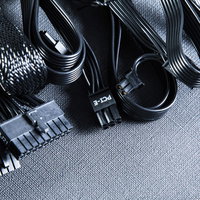 PC電源に同梱される電源ケーブルと電源コネクタ類の写真