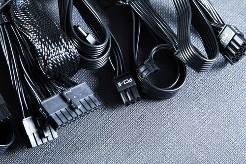 PC電源に同梱される電源ケーブルと電源コネクタ類