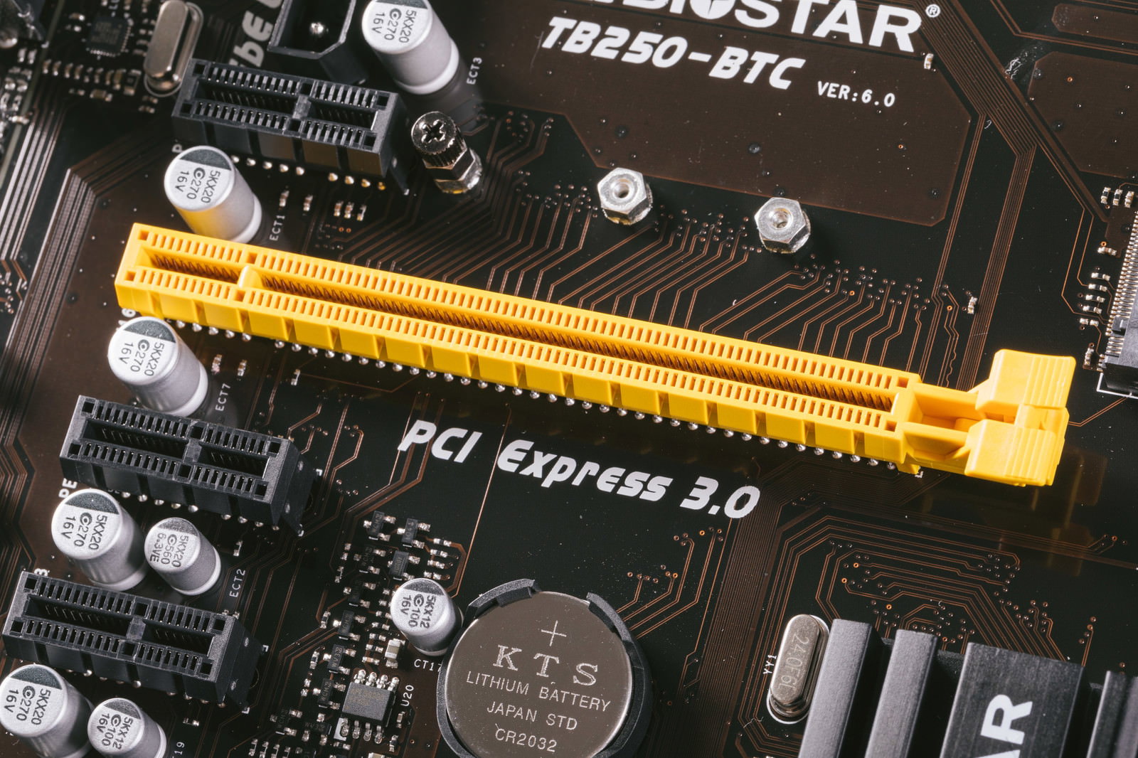 マザーボード上の黄色いPCI Express 3.0スロットと電子部品