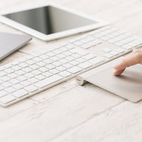 トラックパッドを右手で操作するエンジニアの写真