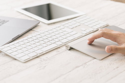 トラックパッドを右手で操作するエンジニア