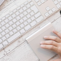 キーボードの横でトラックパッドを操作する右手の写真