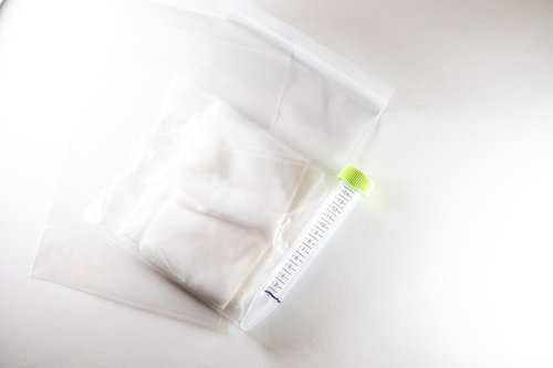 唾液検体を採取するPCR検査キット