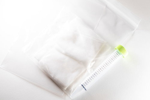 コロナウイルスの感染疑いで受け取ったPCR検査キットと説明書