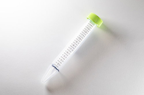 線が書かれたPCR検査の検体採取管、緑色キャップ付き