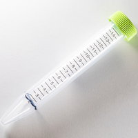 ラインまで唾液をいれて検査する唾液検査キットの写真