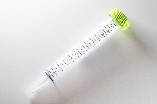 ラインまで唾液をいれて検査する唾液検査キット