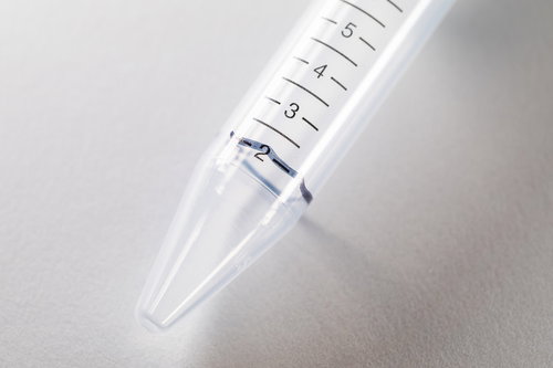 このラインまで唾液を入れてください（PCR検査キット）