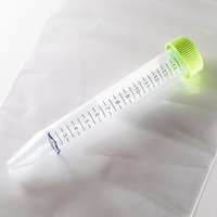 新型コロナウイルス検査用の採取容器と検査キットの写真