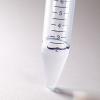 目盛りが刻まれたPCR検査用の検体採取容器の写真