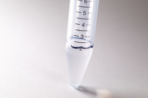 目盛りが刻まれたPCR検査用の検体採取容器