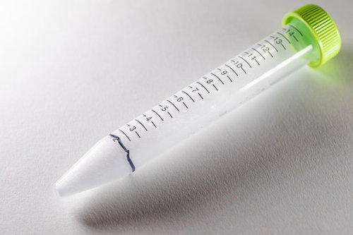 PCR検査の容器内が泡立つ様子、唾液採取検査キットの検体採取状態