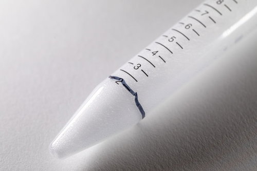 PCR検査の試験管内で泡立つ液体と細かな気泡