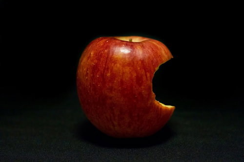 片側をかじられた林檎（Apple）