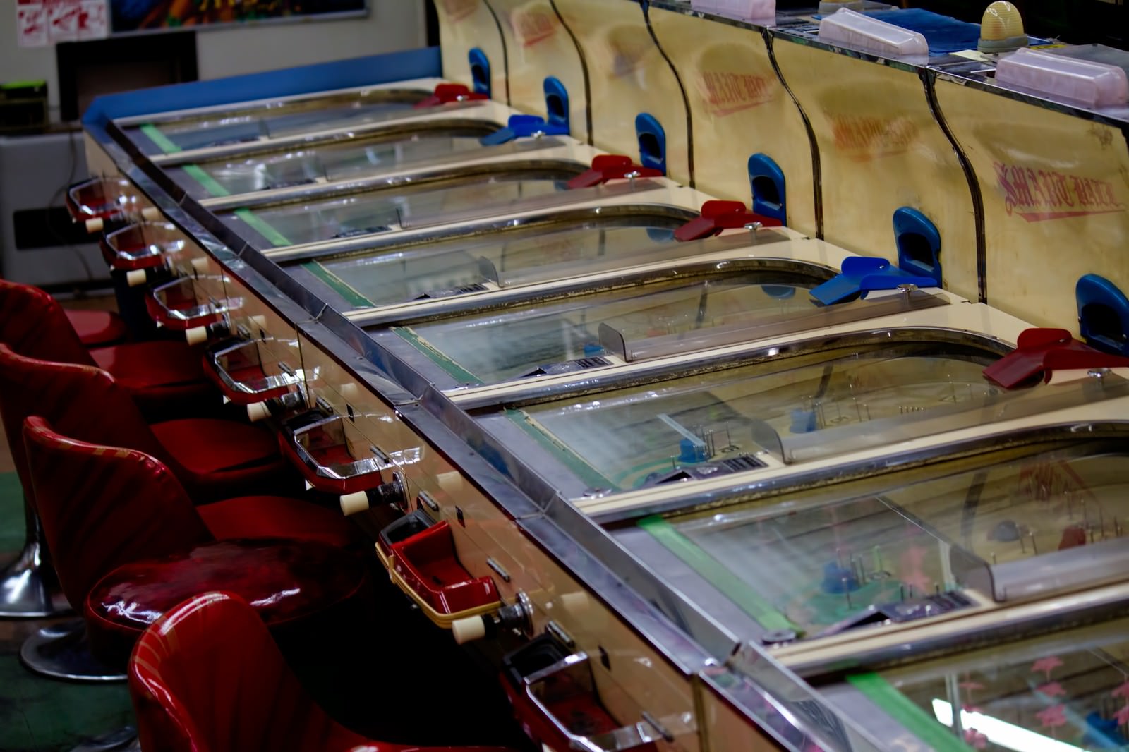 赤い椅子のスマートボール筐体